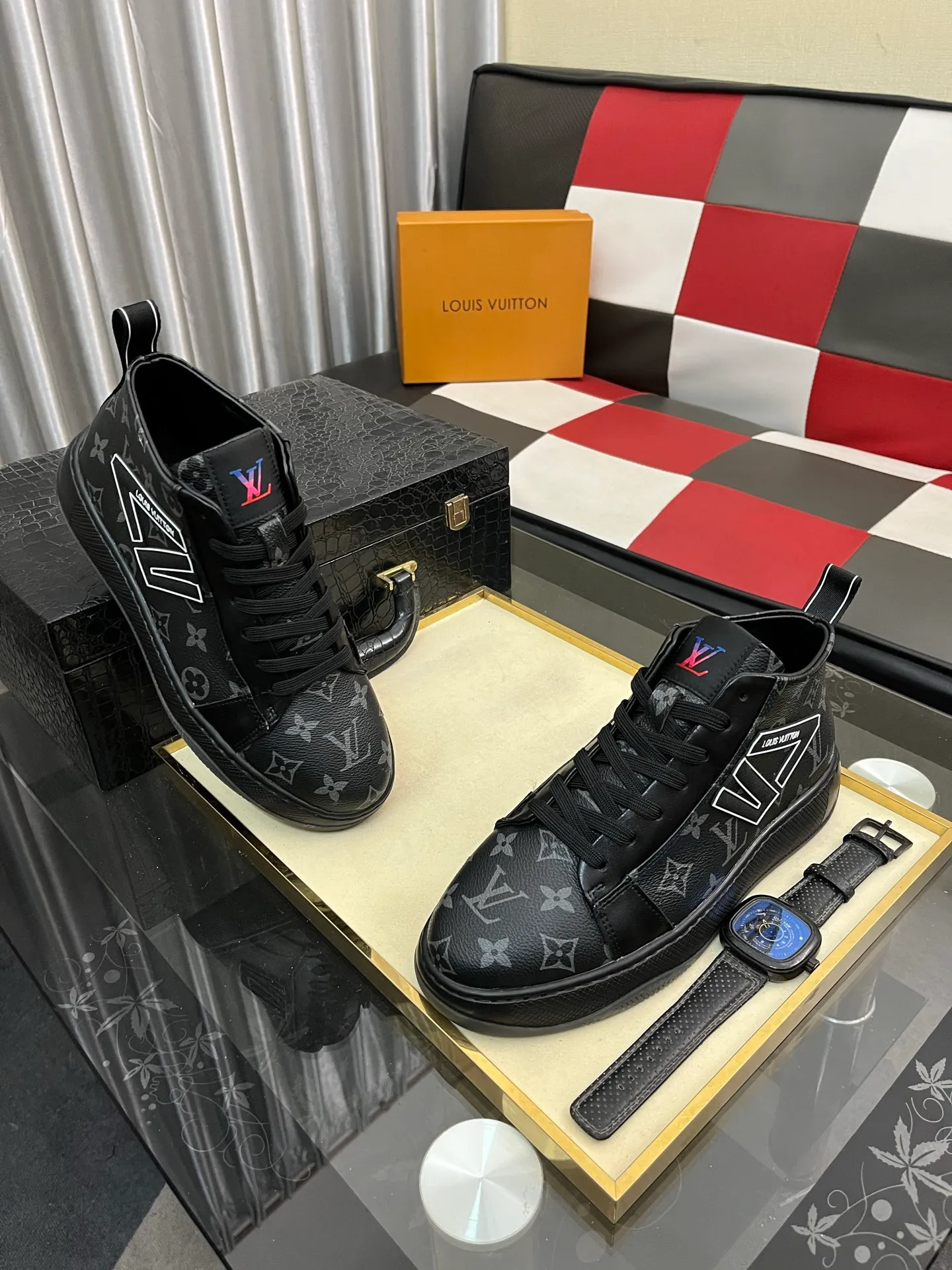 Men's shoes 💰: 438⌚️⌚️《Louis vuitton/LV Louis Vuitton》original quality.~ Unique modern style sneakers. 🏃A must-have casual shoe for trendy men😍😍 Original brand imported from Italy, imported original leather, cowhide lining (refuses to discolor and grind feet) sole: original sole provided by the original factory, French lazy style design ⚠️Fit to the feet, original quality, super comfortable original sole. Code number: 38-443️⃣Colors available